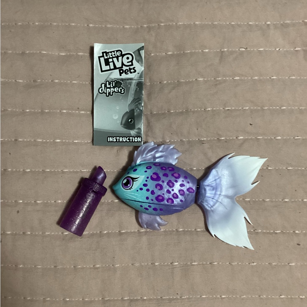 Little Live Pets Li'l Dippers Battery Operated Toy Fish w/ Accessory & Instructi